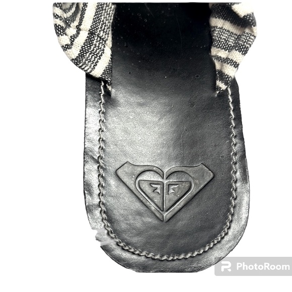 Like new Roxy black and tan flip flops!  Size 8.  Unique design never seen! - Picture 4 of 5